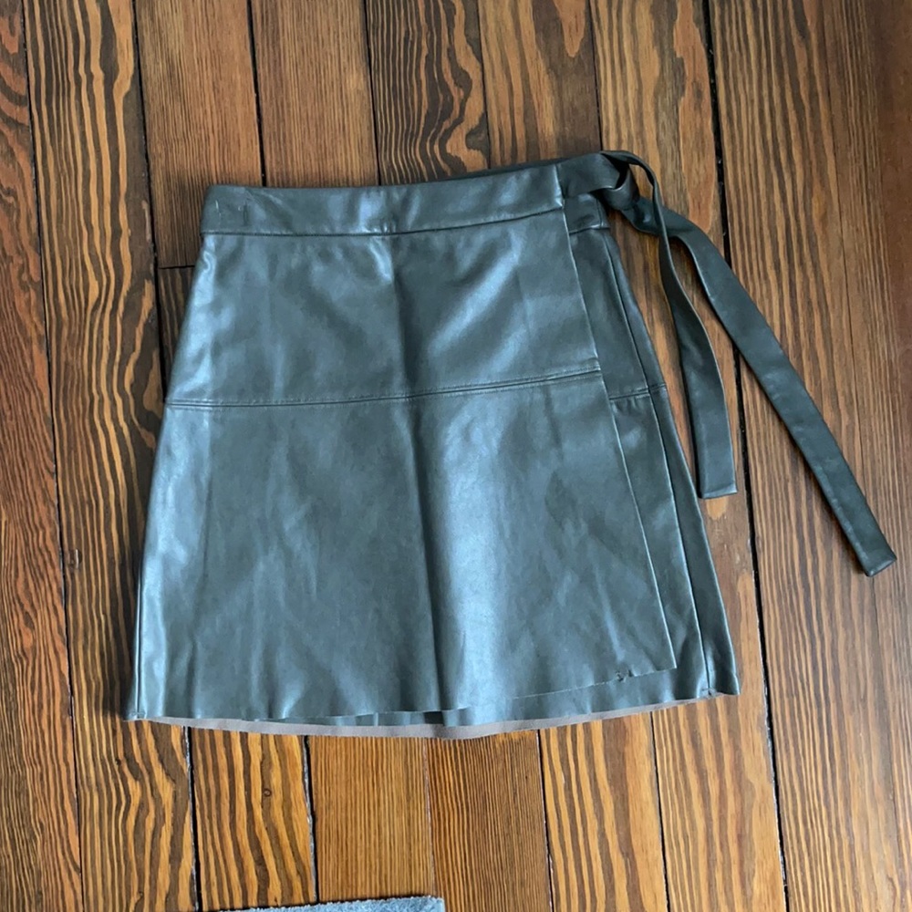 Aritzia wilfred laser cut wrap vegan leather skirt